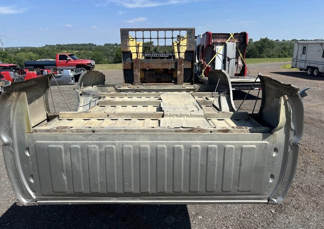 Rust free 99-06 Chevy/gmc 6.5ft bed - Image 8