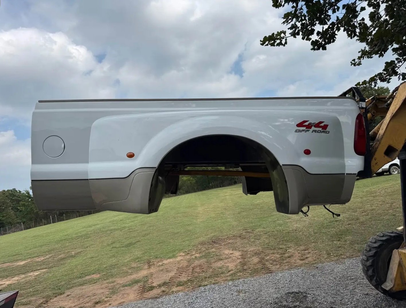 2008 Ford Super Duty Dually Bed white