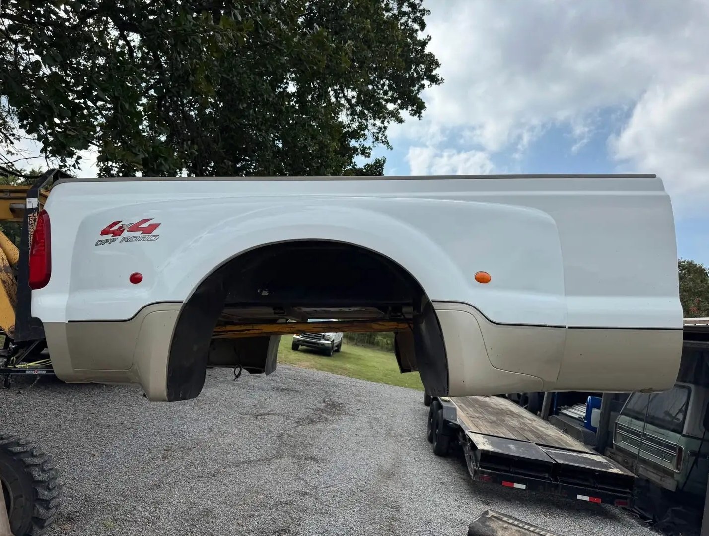 2008 Ford Super Duty Dually Bed white - Image 6
