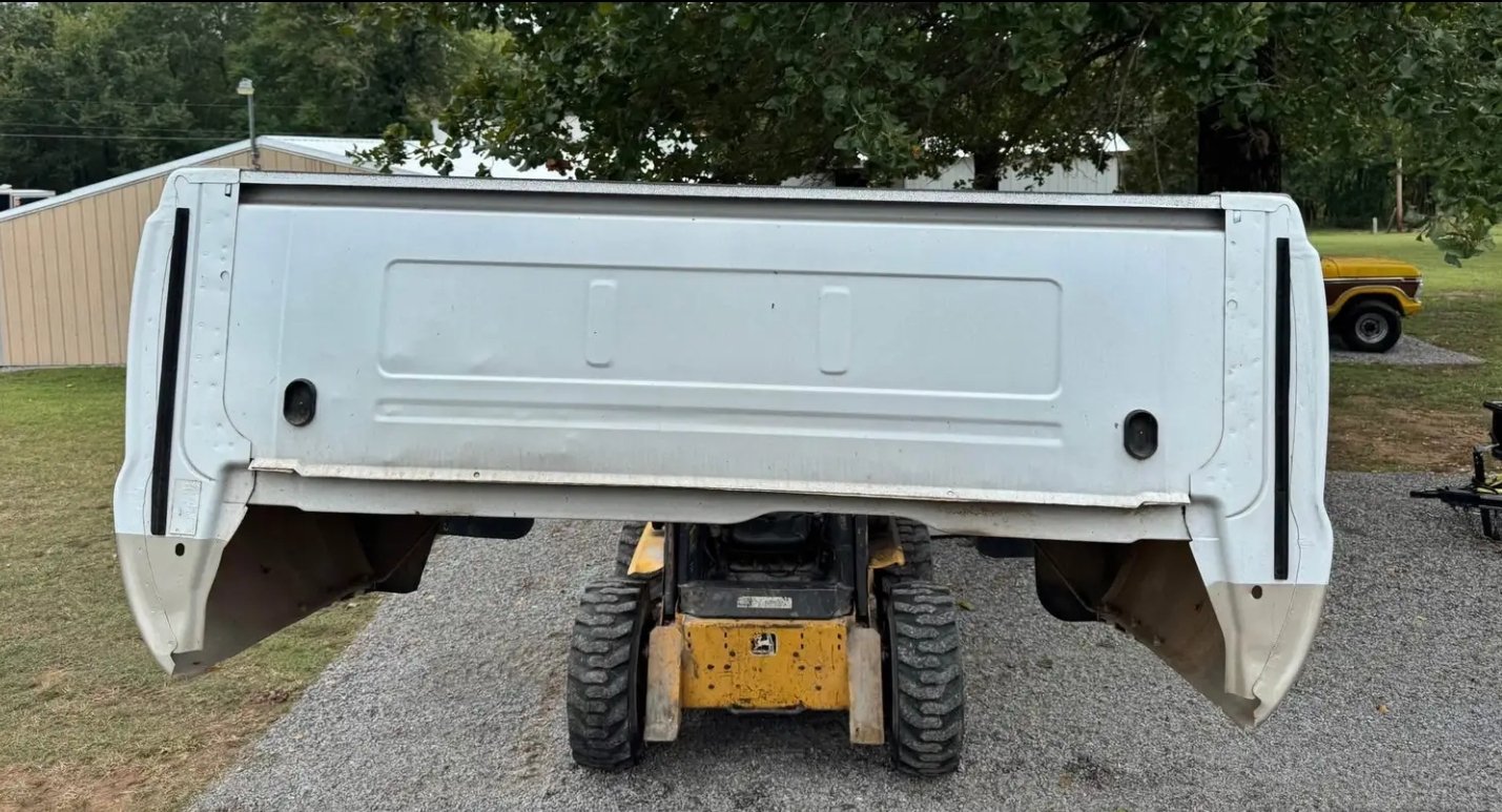 2008 Ford Super Duty Dually Bed white - Image 5