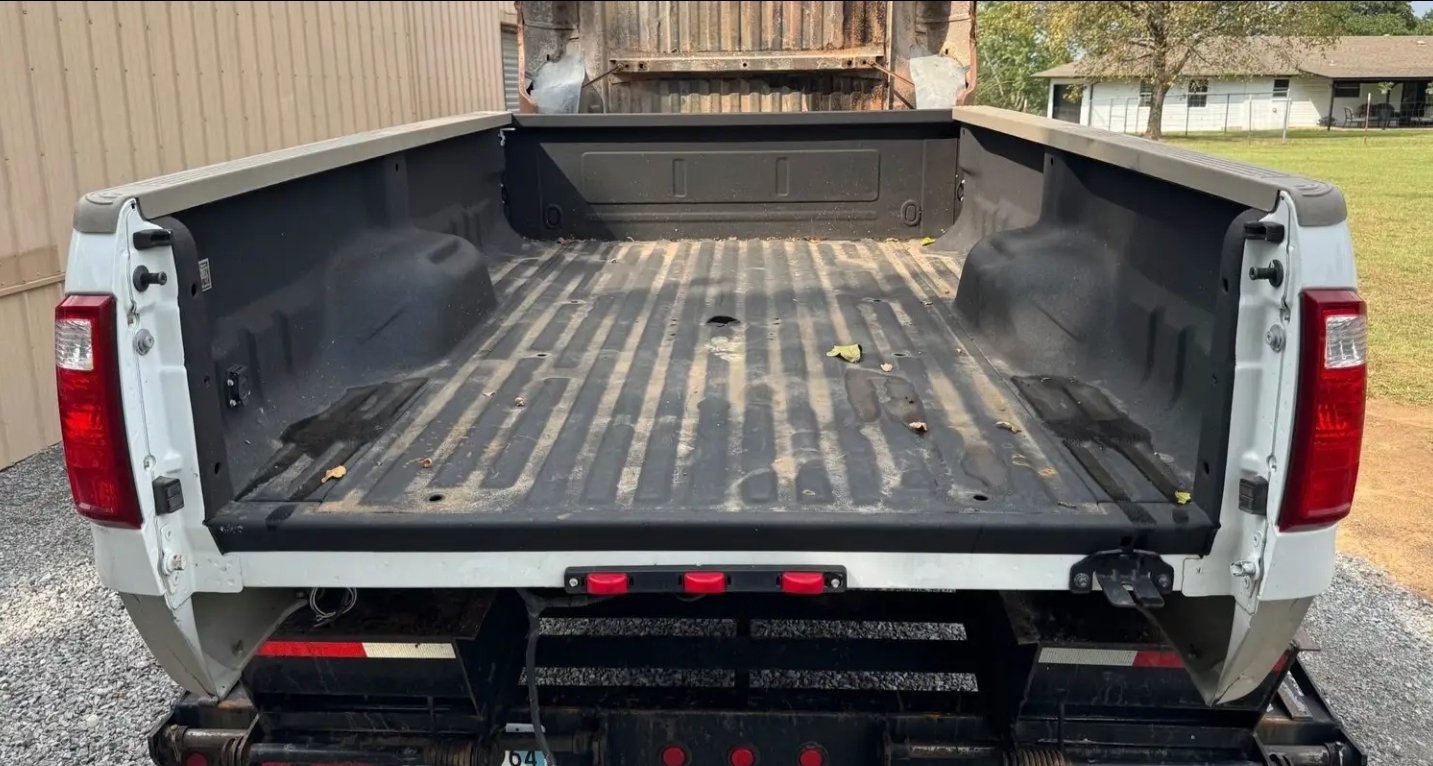 2008 Ford Super Duty Dually Bed white - Image 3