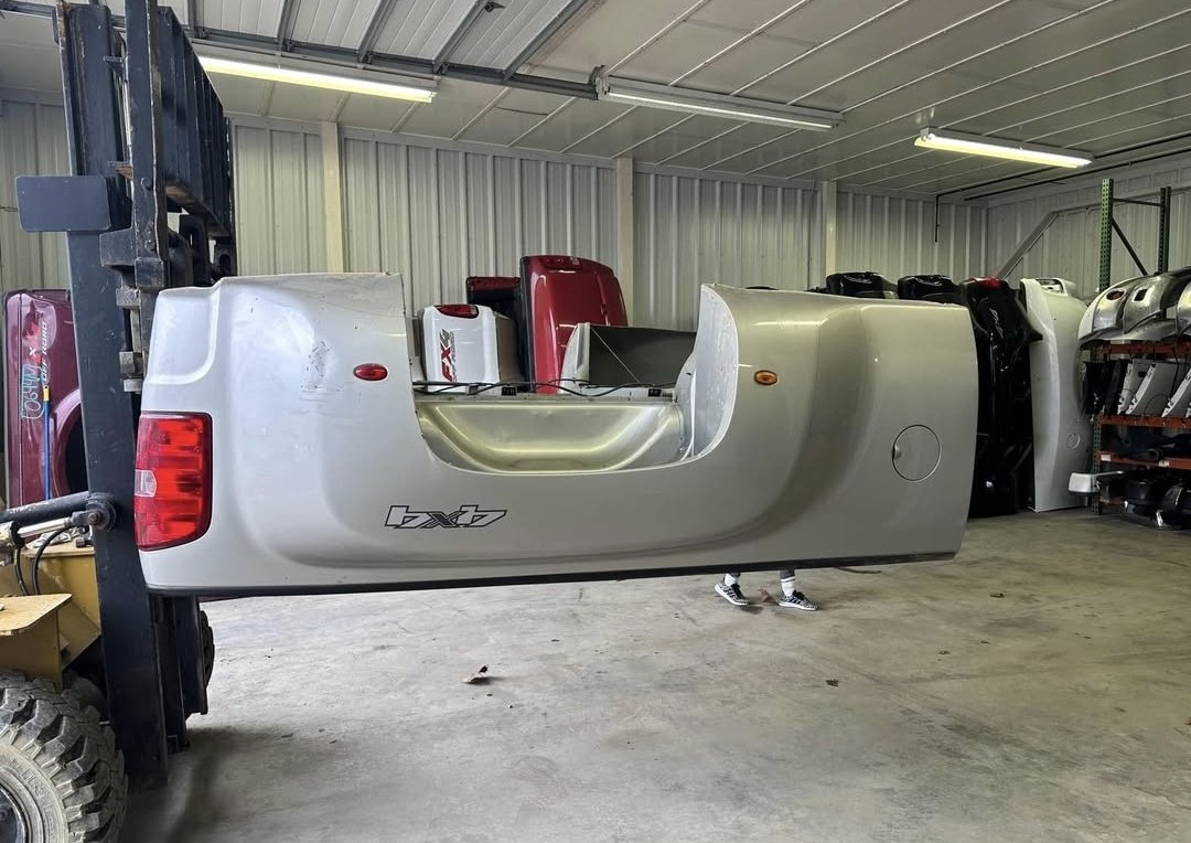 2012 Chevrolet GMC 8ft Dually Bed - Image 3