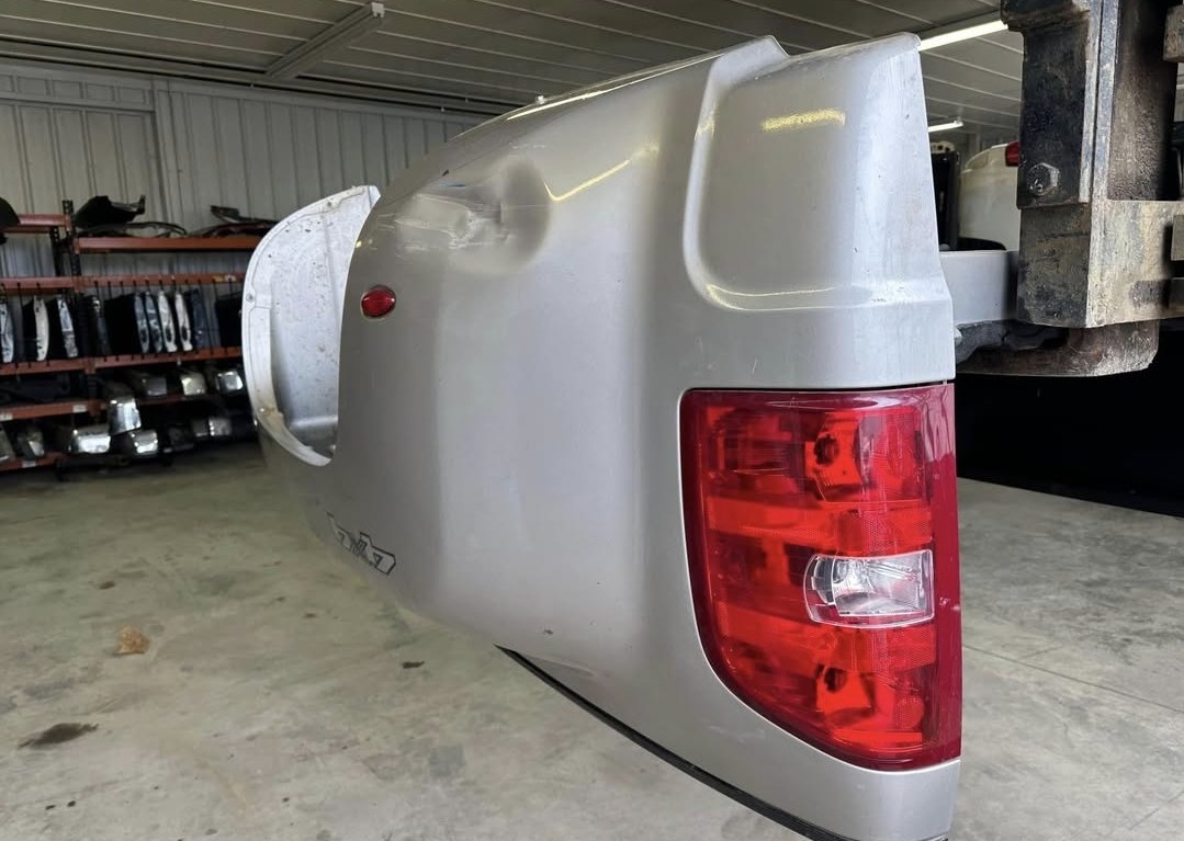 2012 Chevrolet GMC 8ft Dually Bed - Image 8