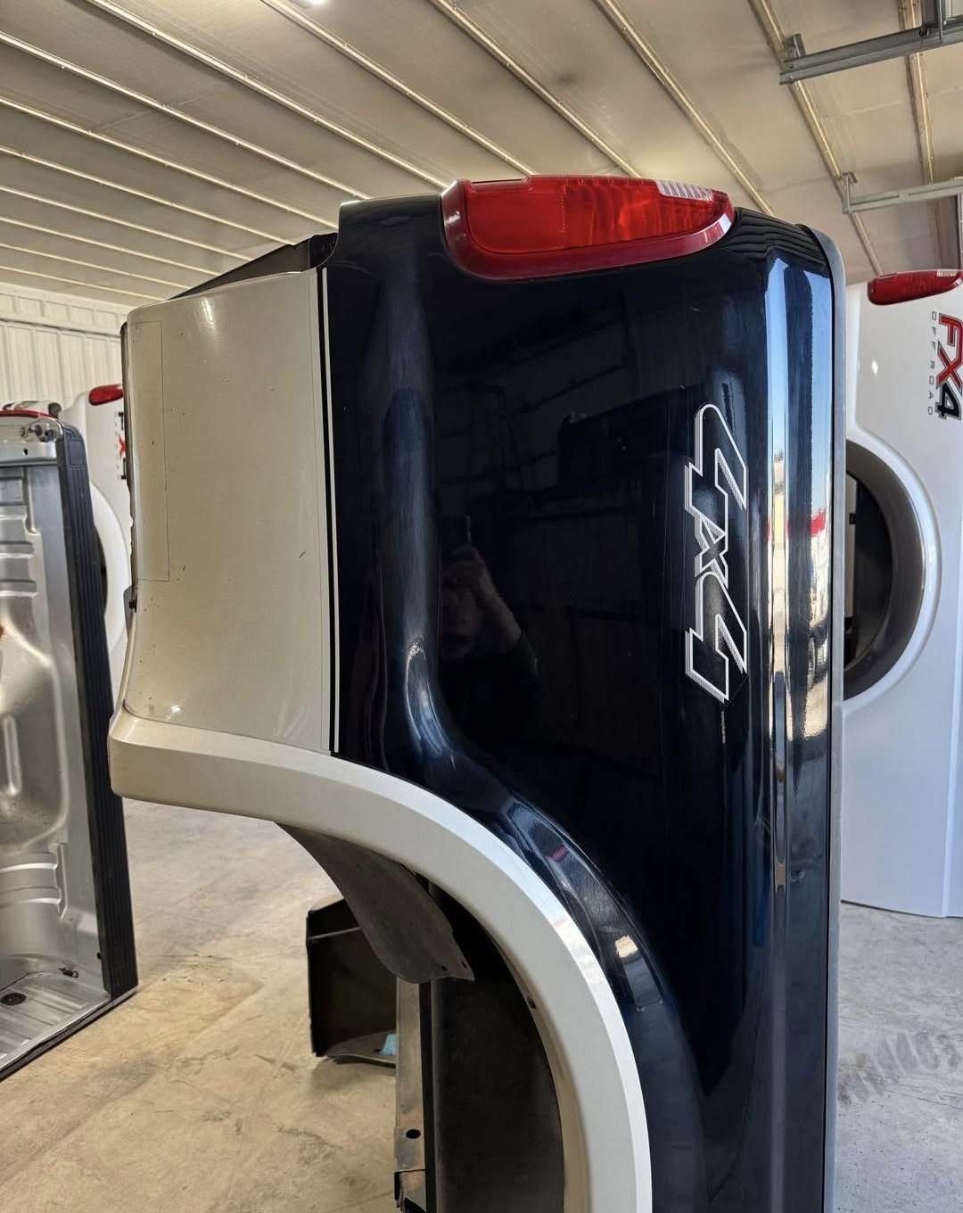 F250/F350 Super Duty Short Bed Black over tan - Image 4