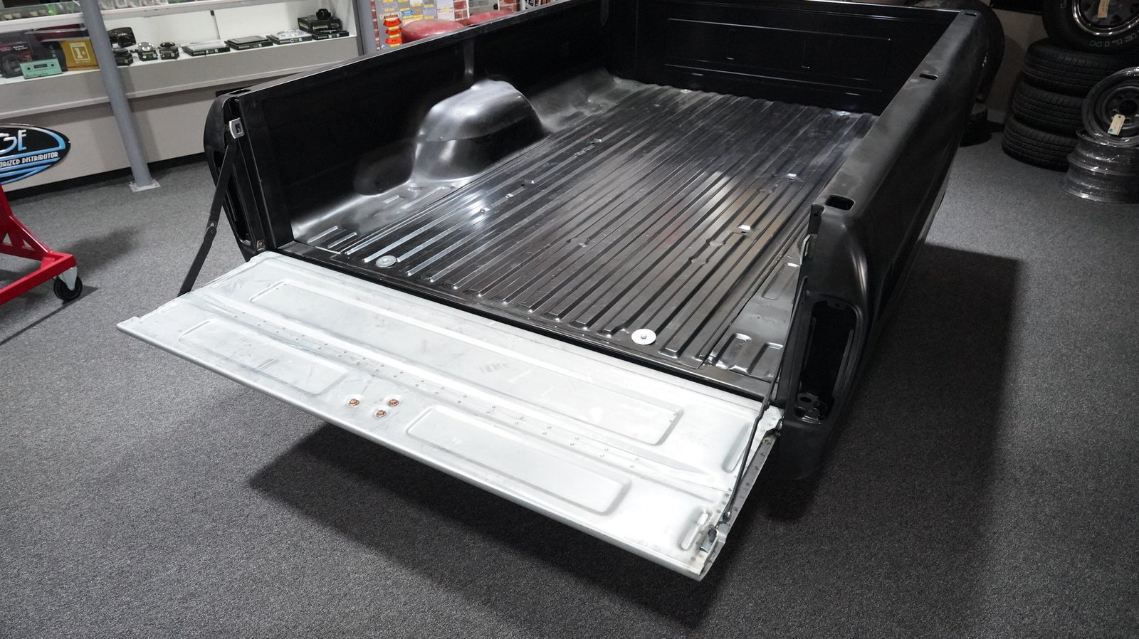 1977-1979 Ford F-Series Long Bed Assembly with OEM Tooling Tailgate - New - Image 6