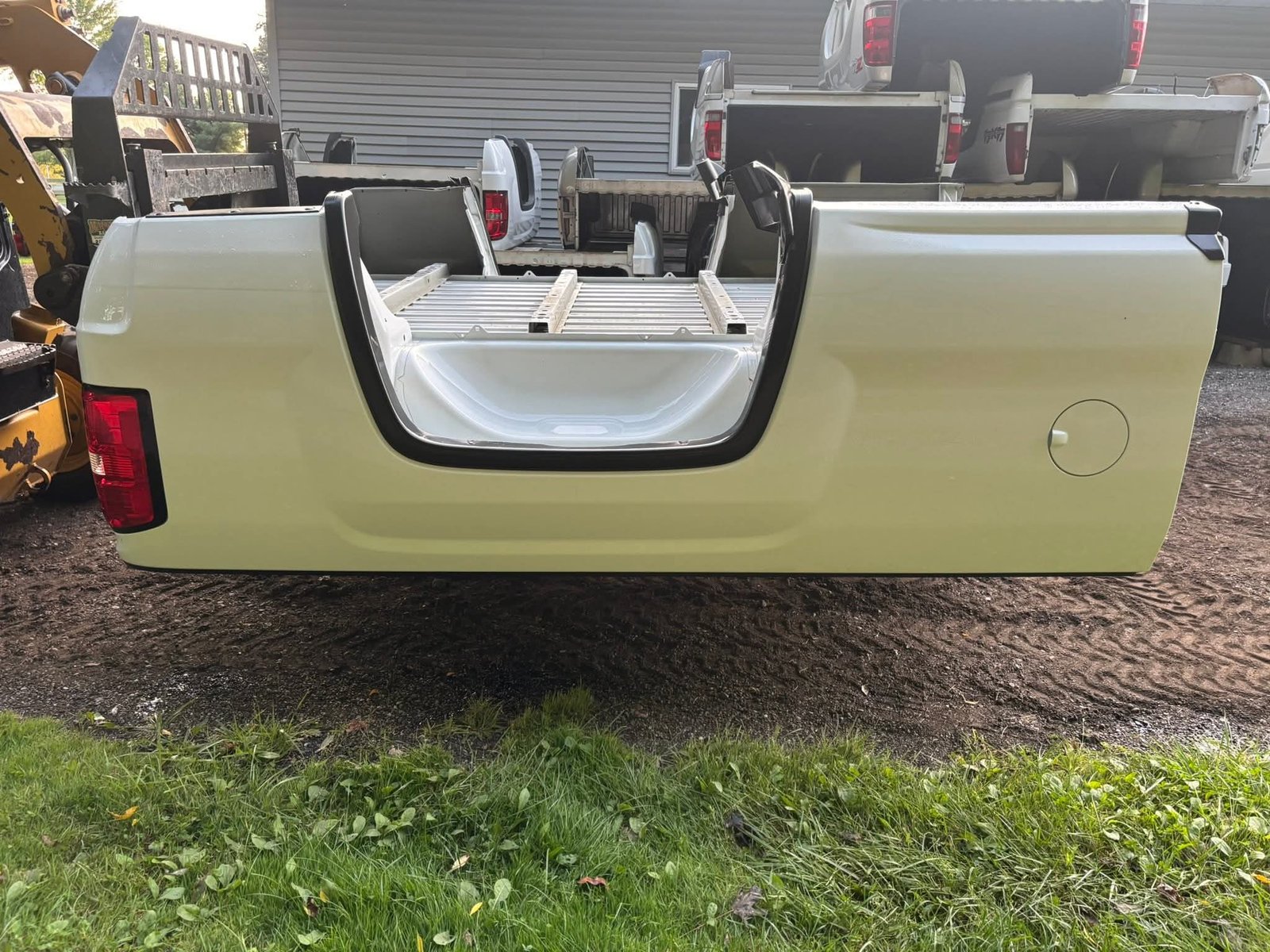 New take off 2014-2019 GMC 8’ bed - Image 4