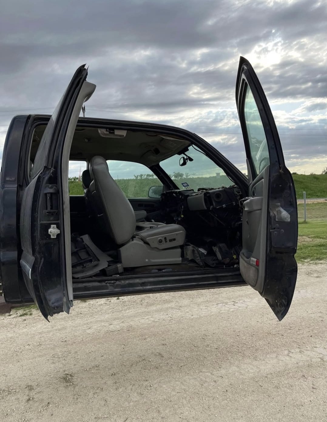 Rust free 99-07 Chevy ext cab black - Image 3